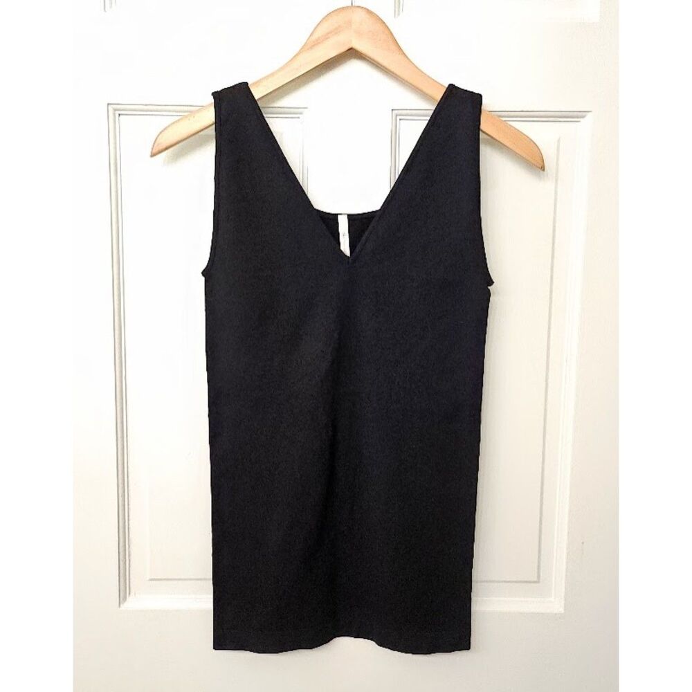 Skinnytees Black Seamless Reversible Tank Top, One Size Scoop to V Neck Layering